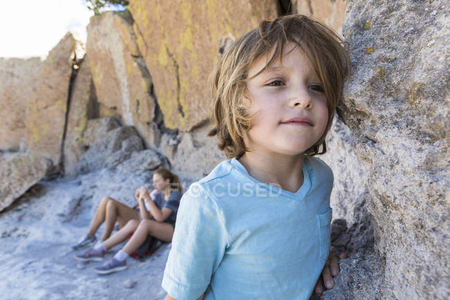 Família visitando Tsankawi Ruins, menino olhando para longe . — Fotografia de Stock