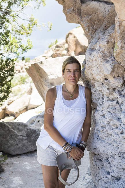 Mature female hiker in Tsankawi Ruins, New Mexico, USA — Stock Photo