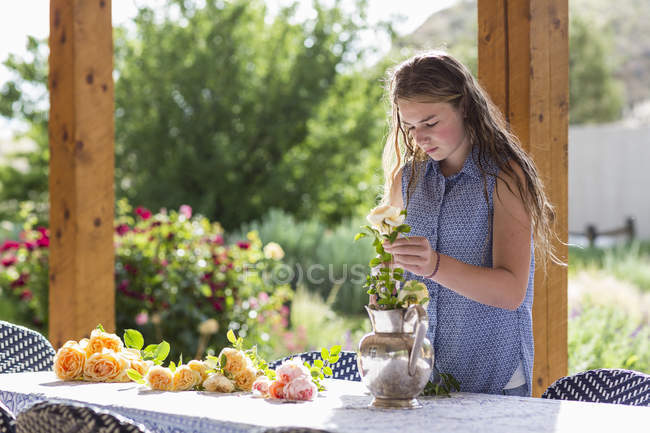 Блондинка дівчина-підліток розставляє троянди з офіційного саду . — стокове фото