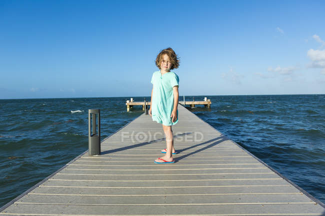 Ragazzo che cammina su un molo di legno, Grand Cayman Island — Foto stock