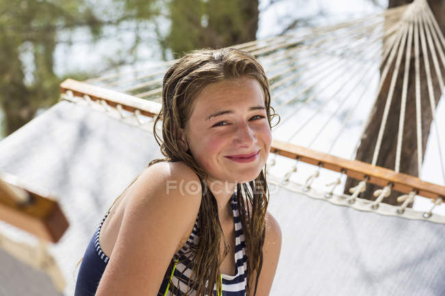 Adolescente loira descansando na rede
. — Fotografia de Stock