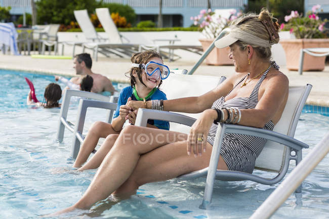 Мать и дошкольник сын в маске для подводного плавания разговаривают у бассейна . — стоковое фото