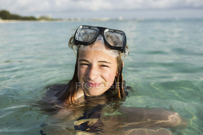 Дівчина-підліток в масці для снорклінгу в океанічній воді . — стокове фото