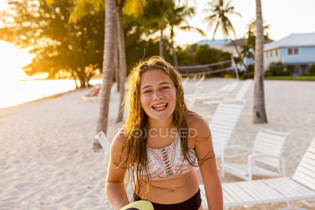 Adolescente souriante à la plage tropicale sablonneuse, île Grand Cayman . — Photo de stock