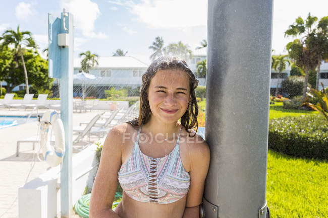 Дівчинка-підліток носить бікіні посміхаючись камери. — стокове фото