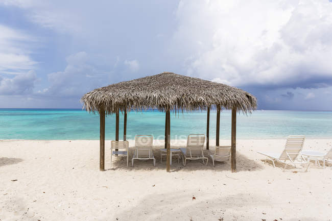Cabana sun shelter on tropical sandy beach. — Stock Photo