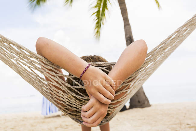 Adolescente menina relaxante em rede, visão traseira . — Fotografia de Stock
