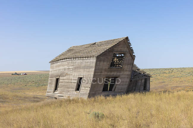 Ferme abandonnée dans une vaste prairie, comté de Whitman, Palouse, Washington, États-Unis
. — Photo de stock