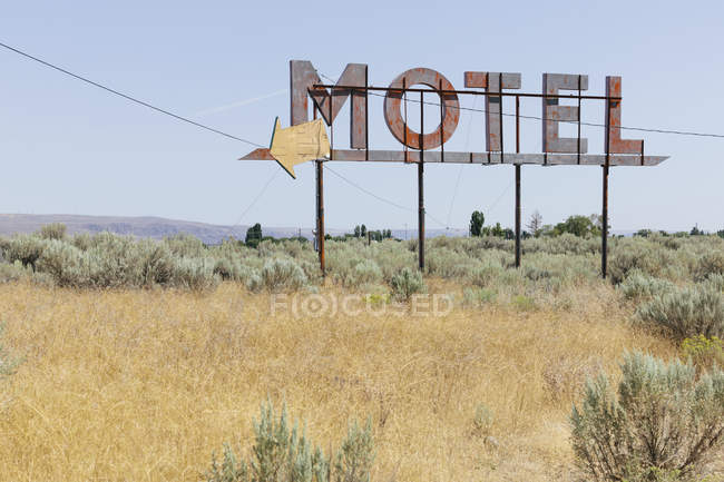 Vintage motel sign with dry scrub-land in Whitman County, Palouse, Washington, EUA . — Fotografia de Stock