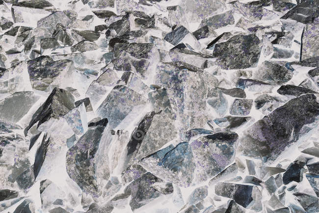 Immagine astratta invertita di mucchio di grandi massi di granito e rocce
. — Foto stock