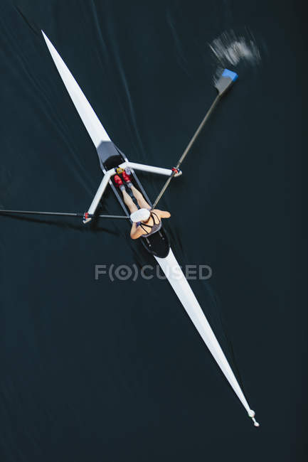 Vista de cima de único scull crew racer, Lake Union, Seattle, Washington, EUA . — Fotografia de Stock