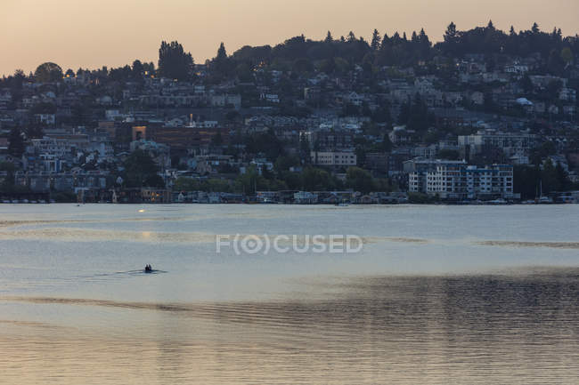 Экипажи гребли на двойной лодке на озере Юнион на рассвете, Сиэтл, Вашингтон, США
. — стоковое фото