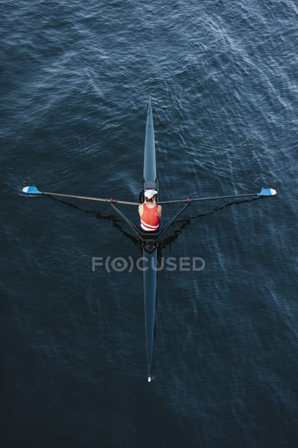 Vista dall'alto del singolo scull crew racer, Lake Union, Seattle, Washington, USA
. — Foto stock