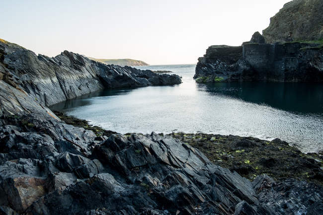 Скелясті скелі, вирощені зеленою травою на узбережжі Пембрукшир, Уельс, Юк. — стокове фото