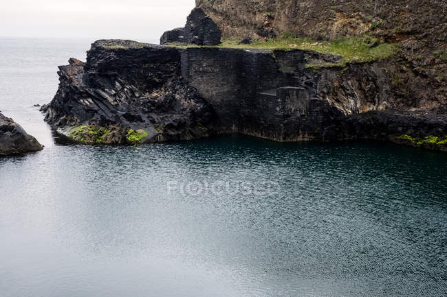 Cliff grown with green grass on Pembrokeshire Coast, Wales, UK. — Stock Photo