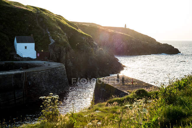 Paysage du petit village portuaire de Porthgain sur la côte du Pembrokeshire, Pays de Galles, Royaume-Uni . — Photo de stock