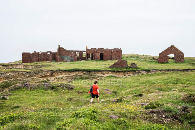 Ruines des bâtiments des carrières Porthgain sur la côte du Pembrokeshire, Pays de Galles, Royaume-Uni . — Photo de stock