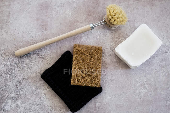 Vista de alto ângulo de escova de lavagem de madeira, sabão e esponjas . — Fotografia de Stock