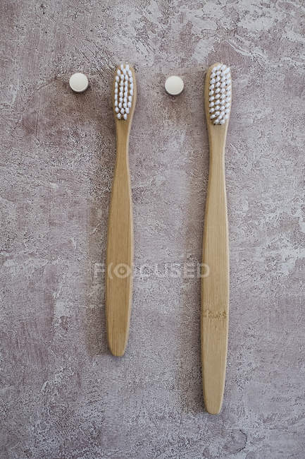 Primer plano de ángulo alto de cepillos de dientes de madera orgánicos . - foto de stock