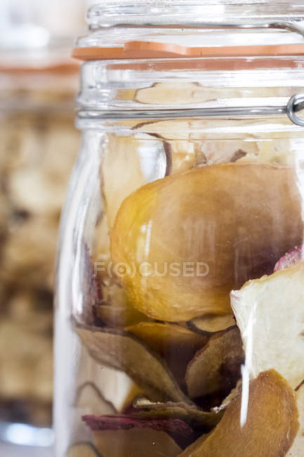 Primer plano de rodajas de manzana secas en un frasco de vidrio . - foto de stock