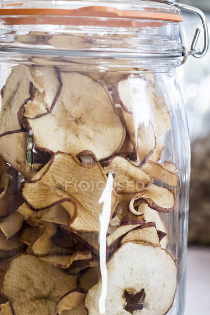 Close-up de fatias de maçã secas em um frasco de vidro . — Fotografia de Stock