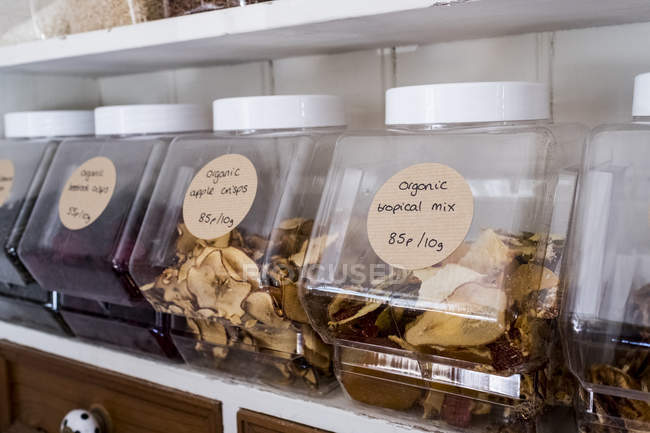 Primo piano dello scaffale con una selezione di frutta secca in barattoli di vetro . — Foto stock