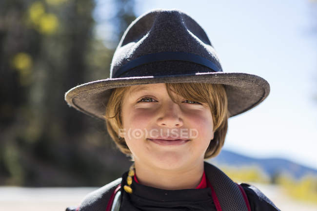 Retrato de menino pré-adolescente sorridente com chapéu de franja — Fotografia de Stock