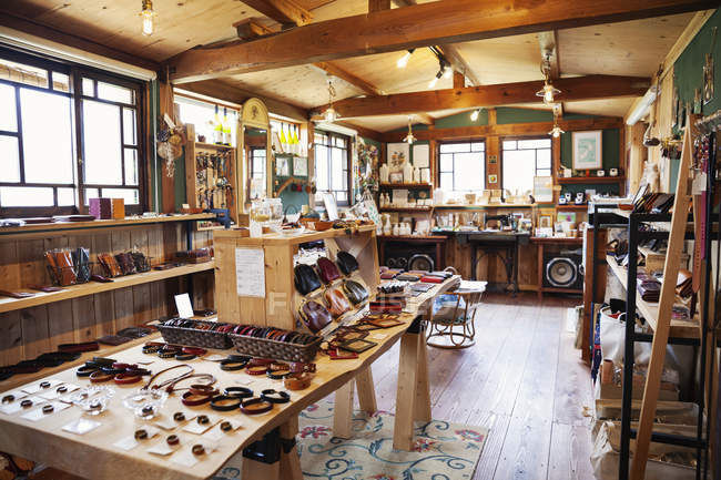 Внутренний вид кожаного магазина, продающего ремни, браслеты и сумки . — стоковое фото