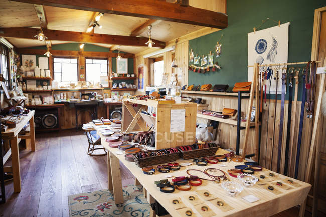 Vue intérieure d'une boutique de cuir vendant ceintures, bracelets et sacs à main . — Photo de stock