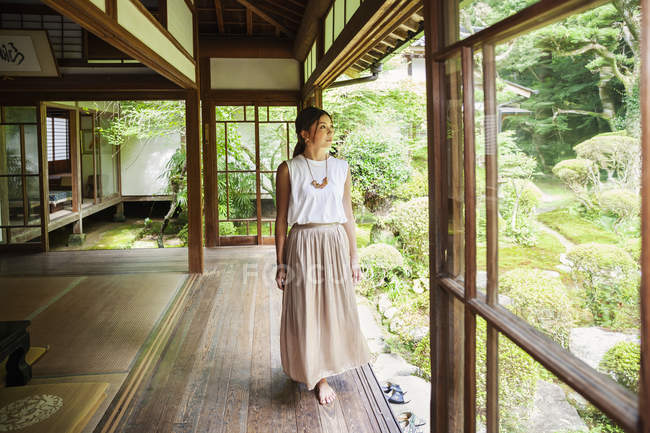 Mujer japonesa de pie en templo budista . - foto de stock