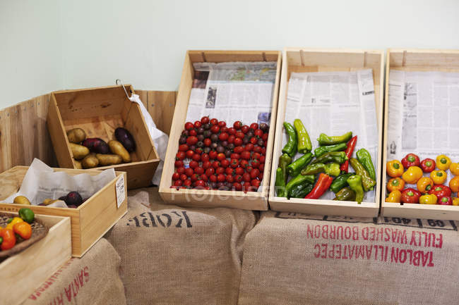 Detalle de cajas de madera con verduras frescas en una tienda de granja . - foto de stock