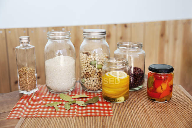 Close-up de uma seleção de alimentos e condimentos em frascos de vidro em uma loja de fazenda . — Fotografia de Stock
