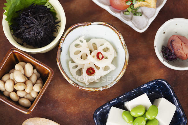 Высокоугольный крупный план выбора вегетарианских японских блюд в кафе . — стоковое фото