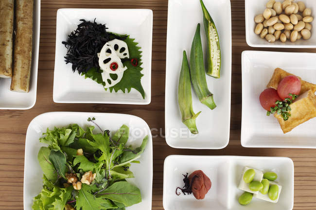 Großaufnahme einer Auswahl vegetarischer japanischer Gerichte in einem Café. — Stockfoto