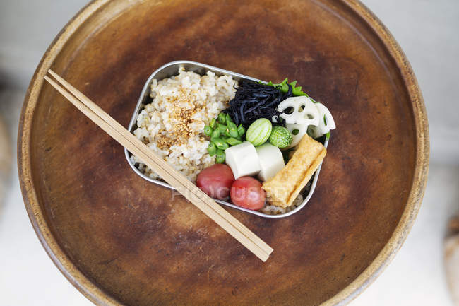 Alto ângulo close-up de comida vegetariana japonesa bento em um café . — Fotografia de Stock