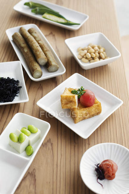 Primer plano de gran angular de una selección de platos japoneses vegetarianos en un café . - foto de stock