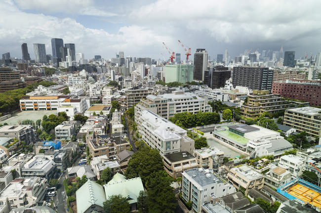 Scenario di Fukuoka paesaggio urbano con edifici urbani, grattacieli in Giappone . — Foto stock