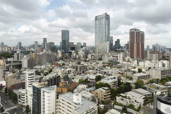 Scenario di Fukuoka paesaggio urbano con edifici urbani, grattacieli in Giappone . — Foto stock