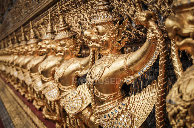 Cerca del santuario de oro en el complejo de templos budistas Wat Pho en Bangkok. - foto de stock