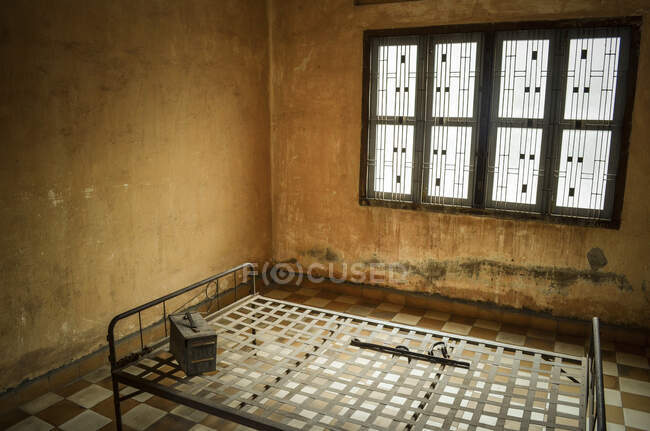 Vista interior de la celda penitenciaria en el Museo Tuol Sleng Genocide, Phnom Penh, Camboya.. - foto de stock