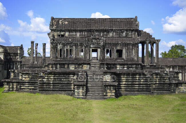 Ангкор Ват, історичний кхмерський храм XII століття та об'єкт всесвітньої спадщини ЮНЕСКО. Арки і різьблені кам'яні храмові споруди. Археологічна ділянка. — стокове фото