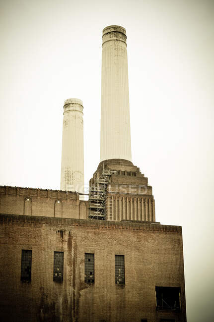 Vista exterior del edificio histórico en la orilla sur del río Támesis, central eléctrica de Battersea. - foto de stock