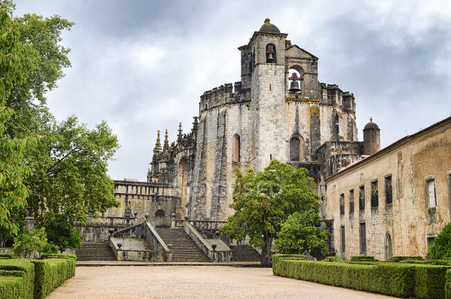 Außenansicht der mittelalterlichen Hauptkirche des Tomar-Klosters, erbaut von den Tempelrittern, Tomar, Portugal. — Stockfoto