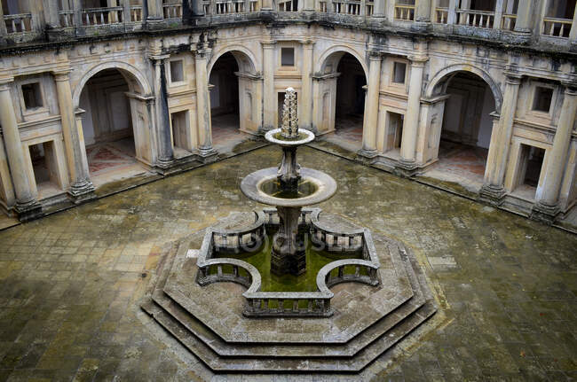 Vista ad alto angolo della fontana nel chiostro principale del monastero di Tomar, Portogallo. — Foto stock