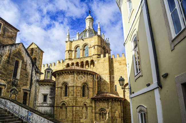 Außenansicht der alten romanischen Kathedrale, Coimbra, Portugal — Stockfoto