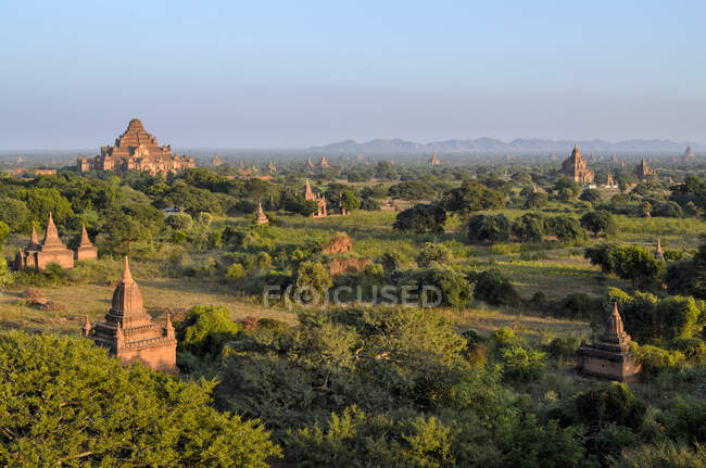 Paisagem com templos, Bagan, Myanmar. — Fotografia de Stock