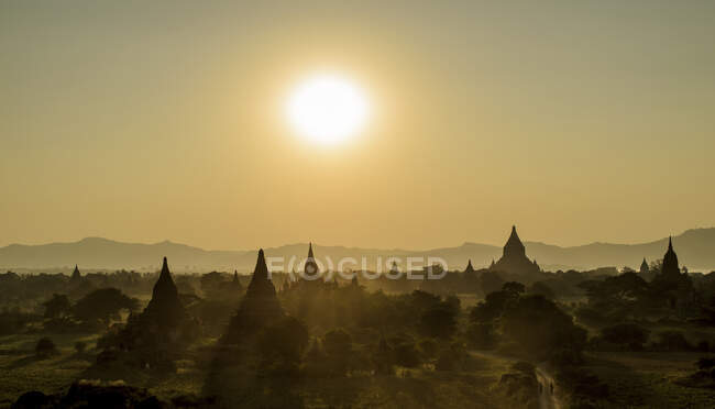 Sonnenuntergang über Stupas von Tempeln in Bagan, Myanmar. — Stockfoto