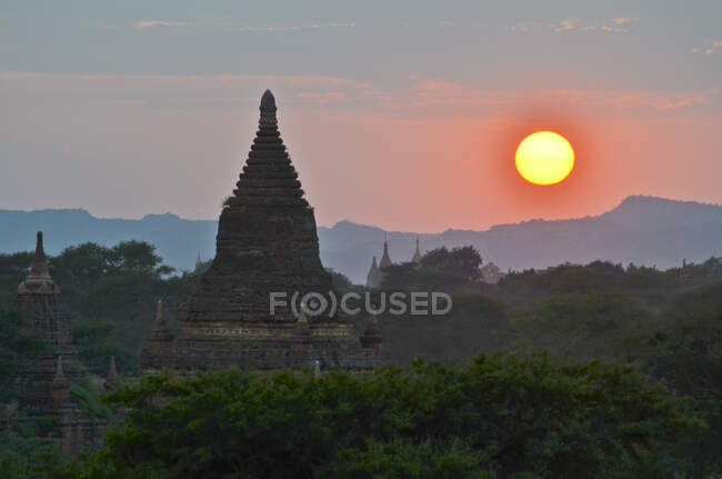 Захід сонця над далекими горами з храмом на передньому плані (Баган, М 