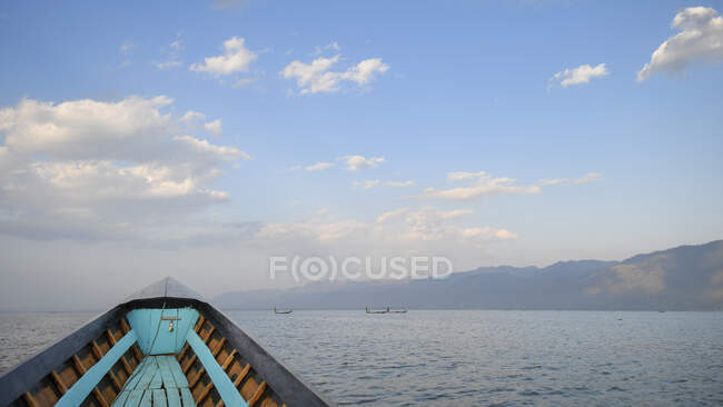 Bow of a traditional fishing boat on a lake. — Stock Photo