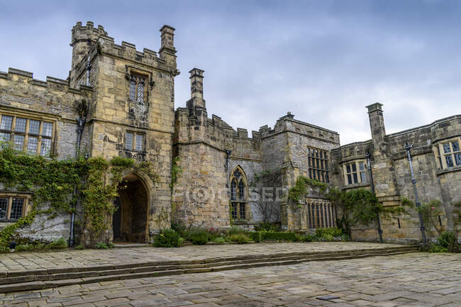 Vista exterior de uma casa fortificada Tudor, com uma torre de entrada central. — Fotografia de Stock